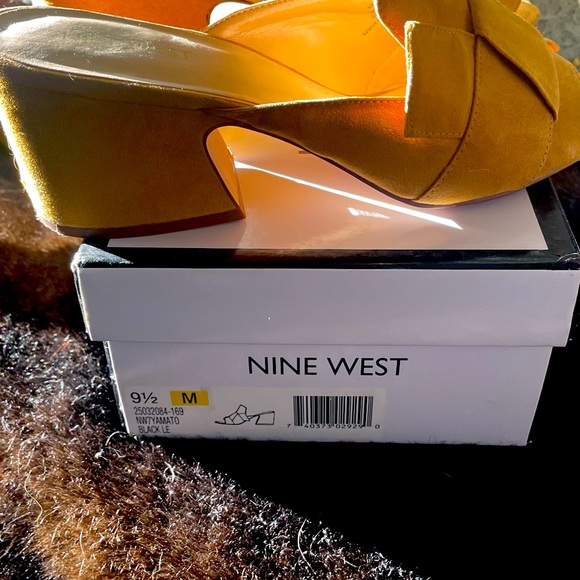 Gold suede Nine West wide thick healed mules - Picture 2 of 5